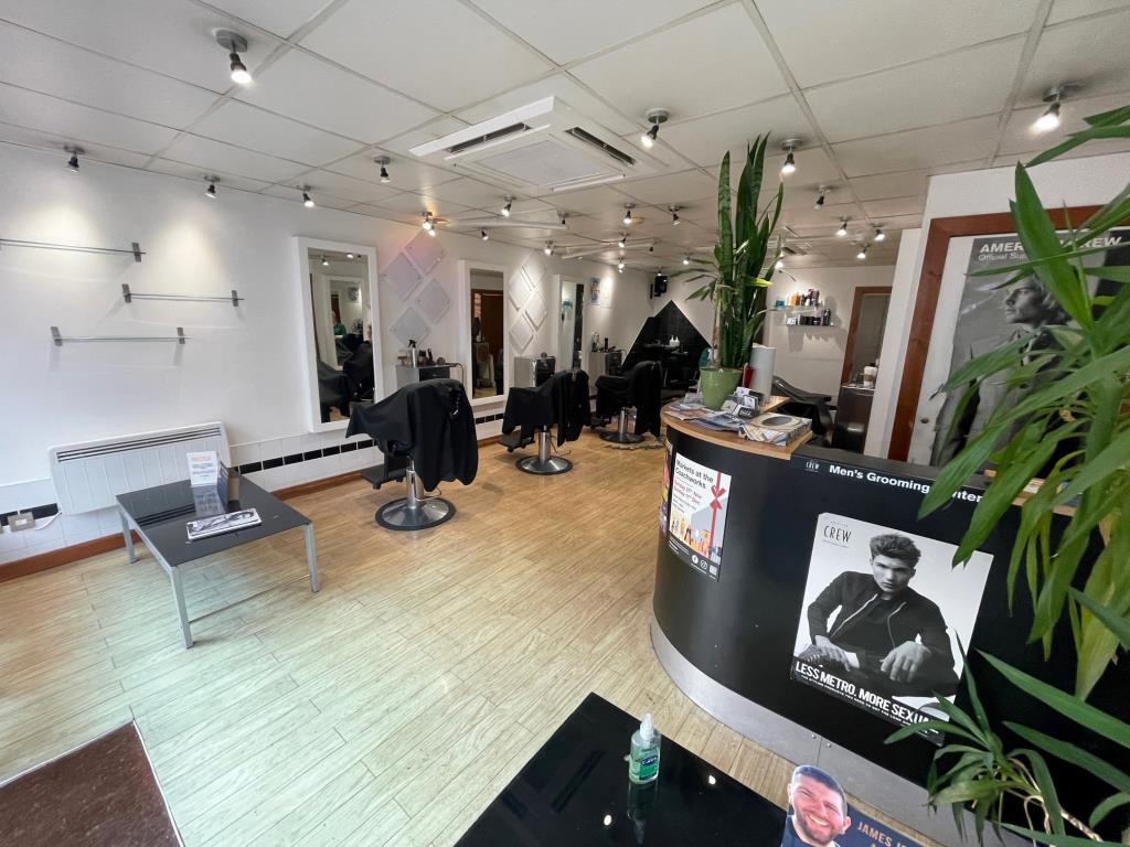 Lot: 123 - FREEHOLD TOWN CENTRE PREMISES AND UPPER PARTS WITH POTENTIAL -